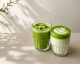 Dwa orzeźwiające napoje matcha w szklankach. Jeden z lodem, drugi z pianką i wzorem. Idealny matcha przepis na lato.