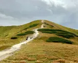 Szlak na górski szczyt. Idealny pomysł na plan "Zakopane w 3 dni co zwiedzić", gdy pogoda dopisuje.