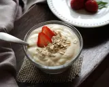 Pyszny jogurt z truskawkami i płatkami owsianymi. Idealny pomysł, jak zrobić jogurt na śniadanie.