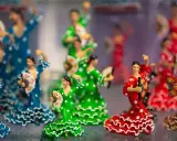 Figurki tancerek flamenco w kolorowych sukniach z falbankami i wachlarzami. Idealne pamiątki, by poczuć klimat Hiszpanii. Co przywieźć z Hiszpanii? Te figurki!