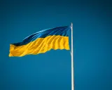 Ukraińska flaga powiewa na tle błękitnego nieba. Poznaj ciekawe ciekawostki o Ukrainie!