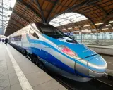 Nowoczesne Pendolino z niebiesko-srebrnym malowaniem czeka na peronie. Czy to właśnie ten pociąg zabierze Cię kiedy Pendolino do Szczecina?