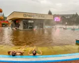 Relaks w termach Słowacja blisko granicy. Ludzie kąpią się w ciepłej wodzie przy barze "Cosmopolitan".