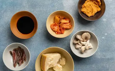 Składniki bogate w umami: sos sojowy, kimchi, miso, grzyby, parmezan i sardele.