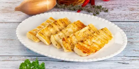 Grillowany ser halloumi, idealny do sałatek i jako samodzielna przekąska. Prosty halloumi przepis na pyszne danie.