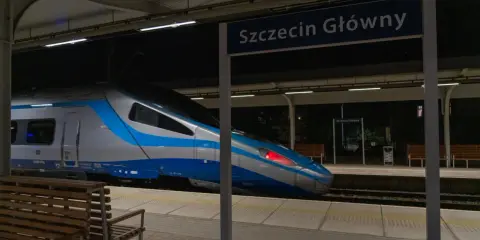 Szczecin Warszawa: Ile km? Auto, pociąg, samolot czas i koszty