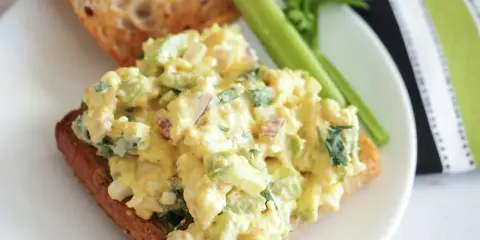 Pyszna pasta jajeczna z selerem i cebulką na grzance. Idealna na szybkie śniadanie, gdy wiesz, jak zrobić pastę jajeczną.