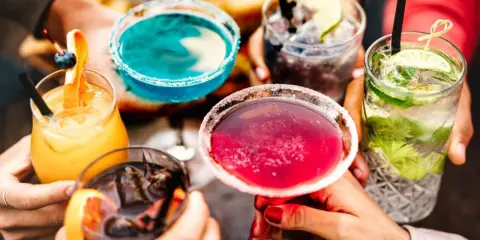 Kolorowe, proste drinki do zrobienia w domu: pomarańczowy, niebieski, czerwony, ciemny i zielony. Idealne na letnie wieczory.
