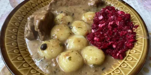 Kluski śląskie z gulaszem i buraczkami. Idealny zestaw, by dowiedzieć się, z czym podawać kluski śląskie.