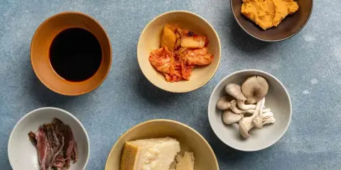 Składniki bogate w umami: sos sojowy, kimchi, miso, grzyby, parmezan i sardele.
