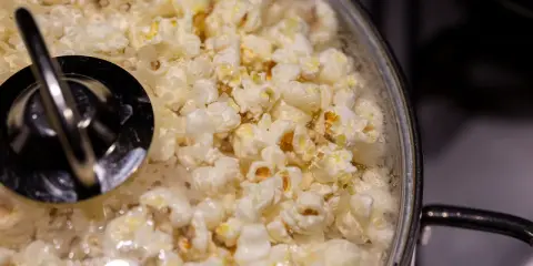 Pyszny popcorn w garnku, gotowy do jedzenia. Zobacz, jak zrobić popcorn w garnku krok po kroku!