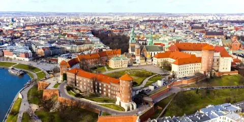 Wawel w Krakowie – idealne miejsce na romantyczny spacer i odkrywanie kraków atrakcje dla par. Widok na zamek i miasto.