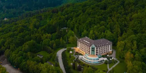 Hotel Belweder Ustroń, otoczony zielonymi lasami Beskidów. Wiele pozytywnych hotel belweder ustroń opinie potwierdza jego urok.