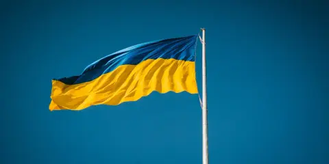 Ukraińska flaga powiewa na tle błękitnego nieba. Poznaj ciekawe ciekawostki o Ukrainie!