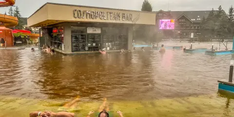 Relaks w termach Słowacja blisko granicy. Ludzie kąpią się w ciepłej wodzie przy barze "Cosmopolitan".
