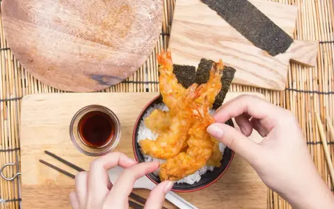 Chrupiące krewetki w cieście, czyli co to jest tempura, podane z ryżem i sosem sojowym.