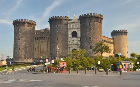 Castel Nuovo w Neapolu, imponująca forteca z wieżami i bramą, to jedno z miejsc, które warto zobaczyć.