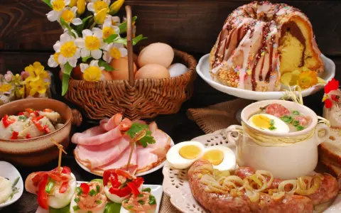 Wielkanocny stół: babka, biała kiełbasa, jajka, chrzan, śledzie, wędliny i żurek. Tak się je na Wielkanoc.