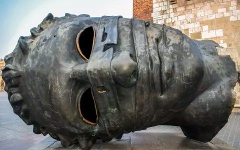Monumentalna rzeźba głowy na Rynku Głównym w Krakowie. Jedna z wielu ciekawostek o Krakowie, która przyciąga wzrok turystów.