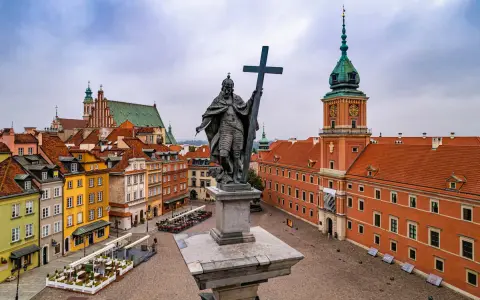 Pomnik Zygmunta III Wazy i Zamek Królewski na Starym Mieście. To jedne z fajnych miejsc w Warszawie, które warto zobaczyć.