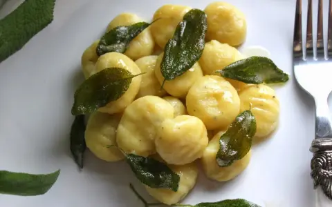 Pyszne, domowe gnocchi z szałwią. Idealne, gdy zastanawiasz się, jak zrobić gnocchi.