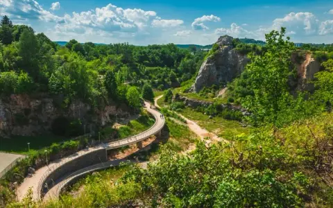 Kielce i okolice: Odkryj geologiczne serce Polski! Co zwiedzić?