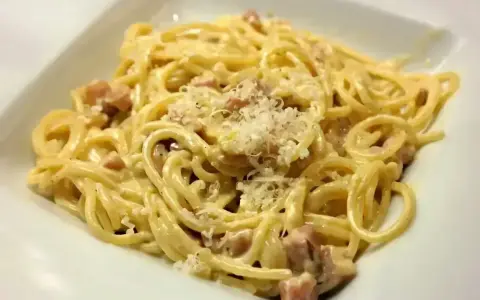Pyszna carbonara z parmezanem i guanciale. Jaki ser do carbonary? Tylko najlepszy!