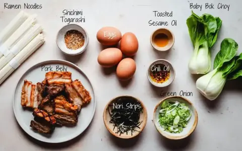 Składniki do ramen miso: makaron, jajka, boczek, pak choi, nori, cebulka, olej sezamowy, chili i przyprawy.