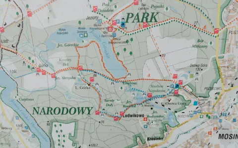 Mapa Wielkopolskiego Parku Narodowego z zaznaczonymi jeziorami, szlakami i ciekawostkami przyrodniczymi, jak Jezioro Góreckie czy Jezioro Kociołek.