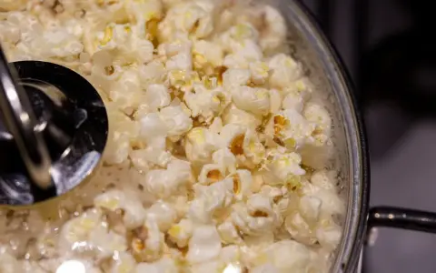 Pyszny popcorn w garnku, gotowy do jedzenia. Zobacz, jak zrobić popcorn w garnku krok po kroku!