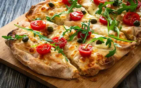 Pinsa co to? Puszysta, lekka i chrupiąca, z pomidorkami, rukolą i mozzarellą. Idealna na przekąskę!