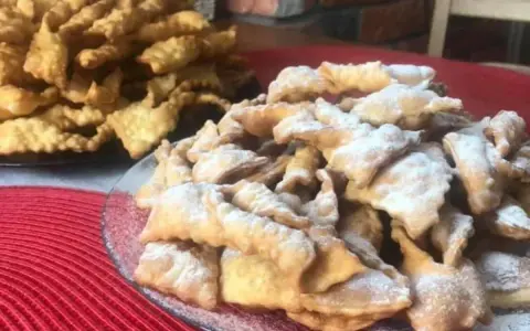 Chrust, czyli faworki, posypane cukrem pudrem. Idealny przepis na chrust, który zawsze wychodzi!