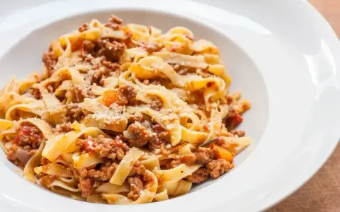 Tagliatelle z bogatym sosem mięsnym, czyli klasyczne ragu. Pyszne danie, które rozgrzewa i syci.