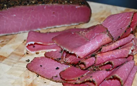 Pokrojone plastry pastrami, idealne do kanapki. Ten przepis na pastrami jest prosty i pyszny.