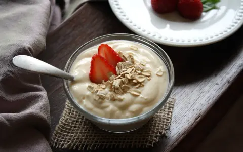 Pyszny jogurt z truskawkami i płatkami owsianymi. Idealny pomysł, jak zrobić jogurt na śniadanie.