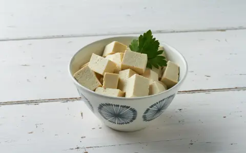 Kostki tofu w misce, gotowe do przyrządzenia. Zastanawiasz się, jak smakuje tofu? To neutralna baza, która wchłonie każde przyprawy!