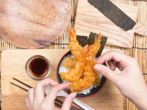 Chrupiące krewetki w cieście, czyli co to jest tempura, podane z ryżem i sosem sojowym.