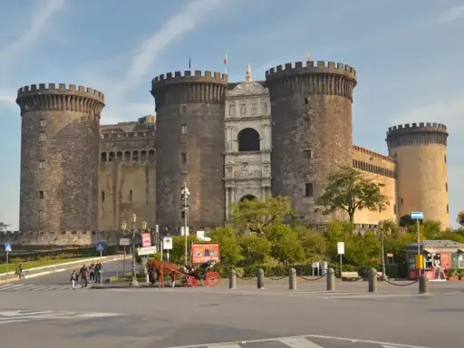 Castel Nuovo w Neapolu, imponująca forteca z wieżami i bramą, to jedno z miejsc, które warto zobaczyć.