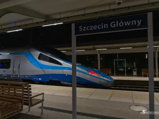 Szczecin Warszawa: Ile km? Auto, pociąg, samolot czas i koszty