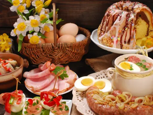 Wielkanocny stół: babka, biała kiełbasa, jajka, chrzan, śledzie, wędliny i żurek. Tak się je na Wielkanoc.