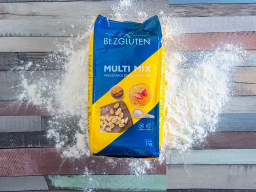 Opakowanie mąki bez glutenu "Multi Mix" rozsypane na drewnianym blacie. Idealna do wypieków dla osób na diecie bezglutenowej.