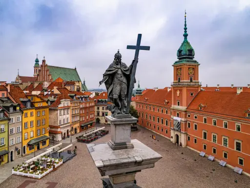 Pomnik Zygmunta III Wazy i Zamek Królewski na Starym Mieście. To jedne z fajnych miejsc w Warszawie, które warto zobaczyć.