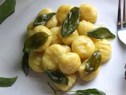 Pyszne, domowe gnocchi z szałwią. Idealne, gdy zastanawiasz się, jak zrobić gnocchi.