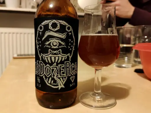 Butelka piwa z etykietą "DOZERGA" i kieliszek z bursztynowym trunkiem. Czy to najmocniejsze piwo w Polsce?