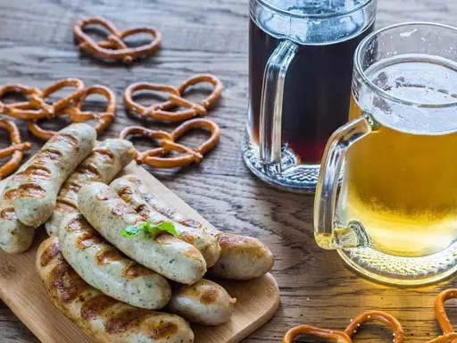 Grillowane kiełbaski, precle i dwa kufle piwa – idealne połączenie, by poczuć smak kuchni niemieckiej.