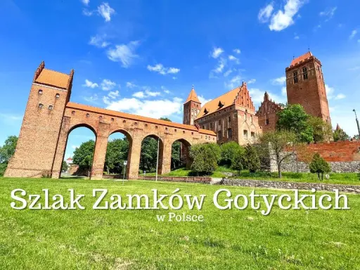 Potężne zamki krzyżackie w Polsce, z charakterystycznymi ceglanymi murami i łukowymi przejściami, górują nad zielonymi terenami.