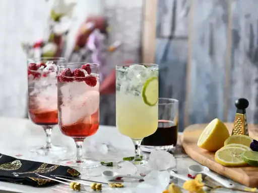 Letnie, orzeźwiające drinki z malinami i limonką. Idealne na upalne dni, te popularne drinki zachwycają smakiem i wyglądem.