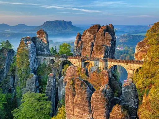 Most Bastei w Niemczech, kamienny most łączący skalne baszty. Ciekawostki o Niemczech: to miejsce inspiruje od wieków.