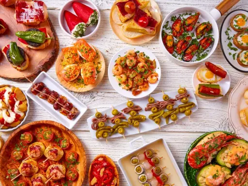 Bogactwo smaków kuchni hiszpańskiej: tapas z krewetkami, małżami, owocami morza, papryczkami i oliwkami.