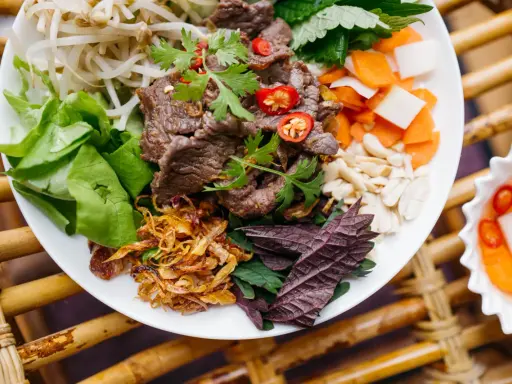 Pyszne bun bo nam bo: grillowana wołowina, kiełki, warzywa, orzeszki ziemne i chrupiąca cebulka.